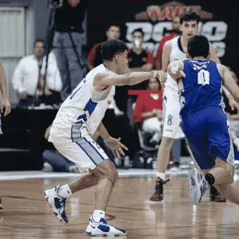 Jugador de Tec Toluca con el balón jugando en contra de Tec mty