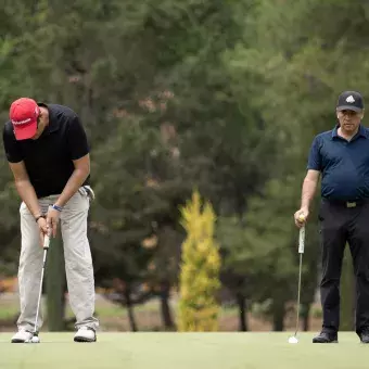 Dos golfistas en el green