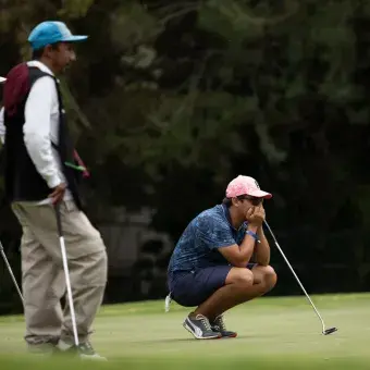 Golfista en cuclillas  