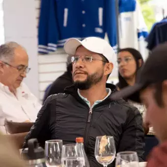 Perfil de hombre viendo la premiación