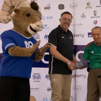 Director de Tec Hidalgo premiando a Don Vito Aguirre