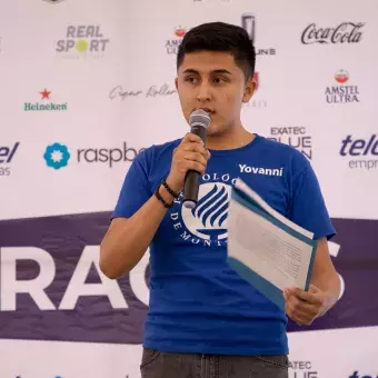 Líder del Mañana, Yovanni, dando un discurso