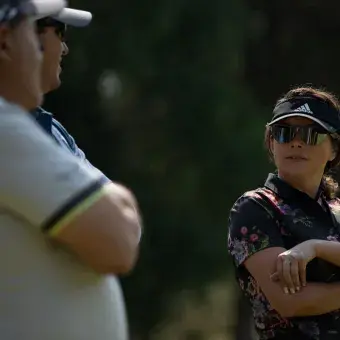 Golfista mujer viendo a golfista varón