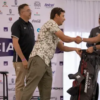 Golfista recibiendo premio