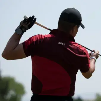 Jugador de gold de espaldas después de dar un swing