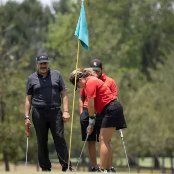 Golfista mujer en el green