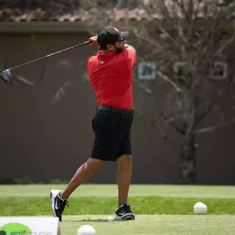 Golfista justo después de realizar un swing 