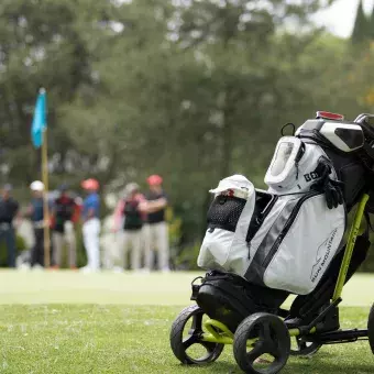 Maleta de equipo con jugadores de fondo