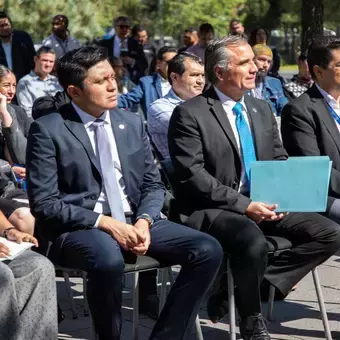 Las estatuas representan la labor en la enseñanza de las y los profesores.