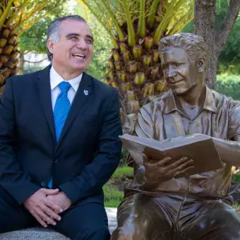 Las estatuas representan la labor en la enseñanza de las y los profesores.