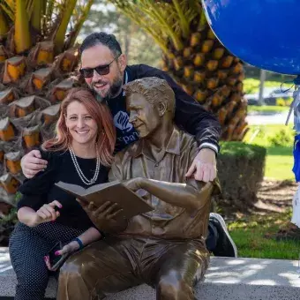 Las estatuas representan la labor en la enseñanza de las y los profesores.