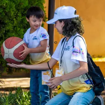 Niño jugando con balón de básquetbol