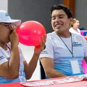 Niño inflando globo