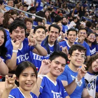 Alumnos en las tribunas de BBVA, FESTUM 80 aniversario Tec de Monterrey