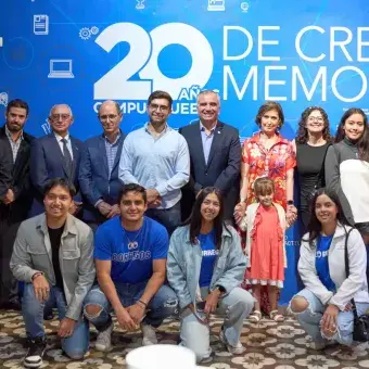 Directivos, consejeros y comunidad del Tec disfrutando de la exposición