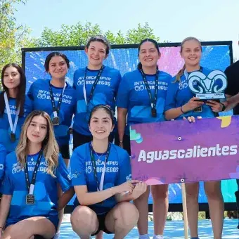 Equipo representativo de futbol femenil mayor recibiendo premio