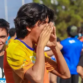 Estudiante disfrutando de los partidos