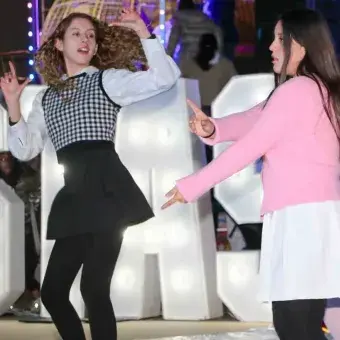 Grupo estudiantil de K-POP bailando en Fiestas Tec 2023 campus SLP