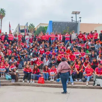 Alumnos de 3er semestre de PrepaTec preparándose para el Voluntariado 