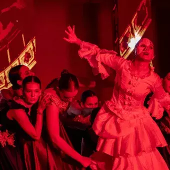 Bailarinas bajo luz roja