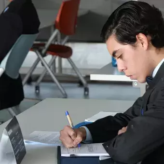 Estudiante prepara su postura