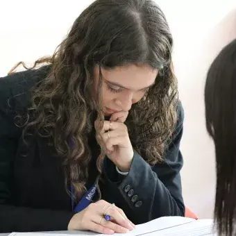 Estudiante planea postura