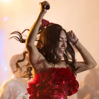 Cantante de Studio 80 capturada en movimiento durante su actuación.