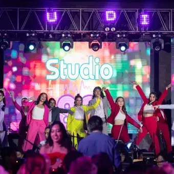 Miembros de compañías de arte y cultura finalizando una canción en Studio 80.
