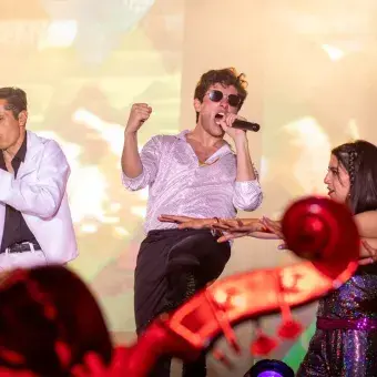 EXATEC  entregando una vibrante interpretación musical en Studio 80.