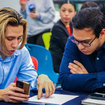 Alumnos trabajando en el caso presentado