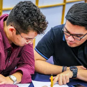 Alumnos trabajando en el caso presentado.