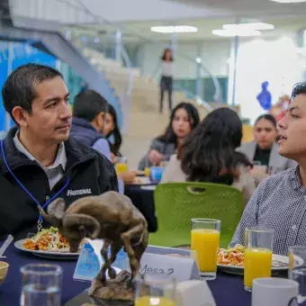 Reclutadores charlando con candidatos a graduar