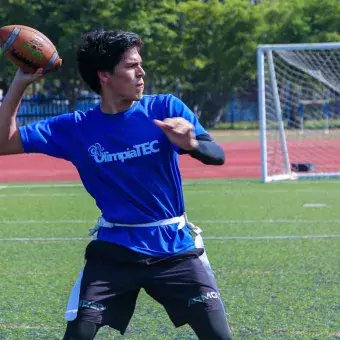 Estudiante de Tec Tampico jugando tochito en OlimpiaTec