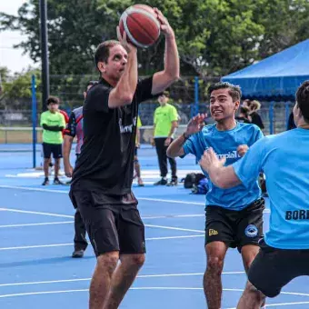 Colaboradores y profesores Tec Tampico jugando con estudiantes