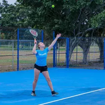 Estudiante de PrepaTec Tampico participando en singles de tenis