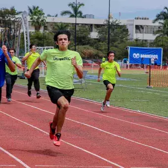 Estudiantes de Tec Tampico compitiendo en atletismo 