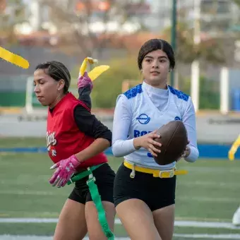 Anotación equipo femenil de tochito en juego de clasificación