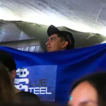 Estudiante sosteniendo la bandera del equipo