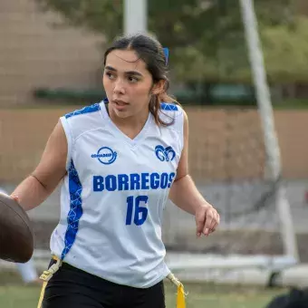 Jugadora femenil de tochito iniciando la jugada