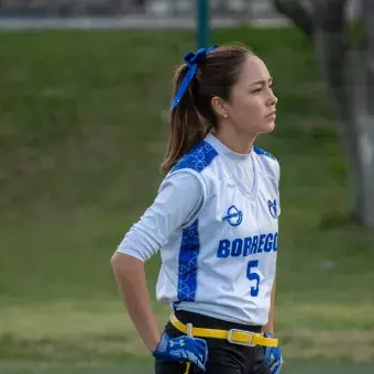 Jugadora de tochito femenil en defensa