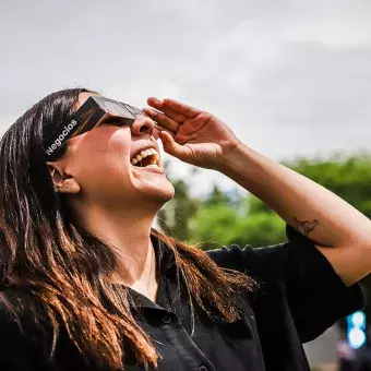 Alumna observa con lentes solares el eclipse 2024 en Torreón