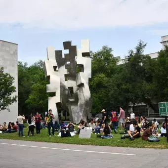 Alumnos Tec disfrutaron del eclipse frente a la escultura “Canto a la luz”.