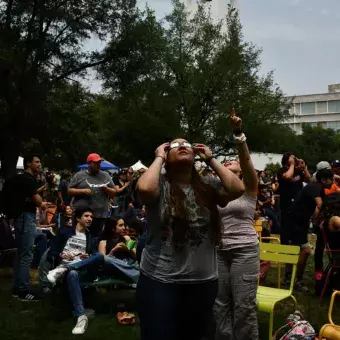 Estudiantes del Tec viendo el eclipse solar.