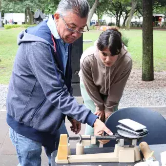 Colaboradores pesan celulares para registrar en campaña de reciclaje.