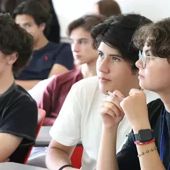 Estudiantes en conferencia 