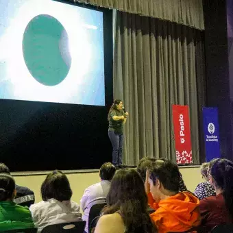 Conferencia en auditorio previo al eclipse solar en Torreón, Coahuila