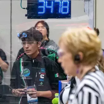 Equipo mexicano durante partido de la final del mundial de robótica FIRST