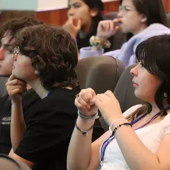 Estudiantes en conferencia 