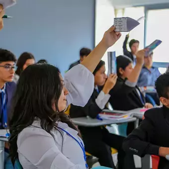 estudiantes en TECMUN en Tec Campus Tampico levantando su mano