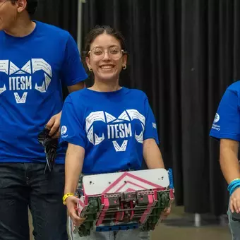 Capitana cargando el robot del equipo